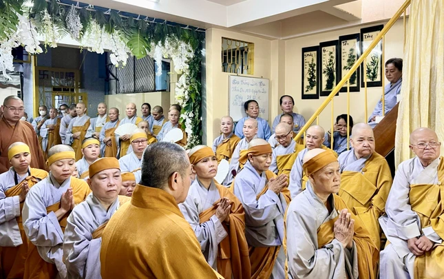 Môn đồ đệ tử thành tâm hướng về cố Ni trưởng