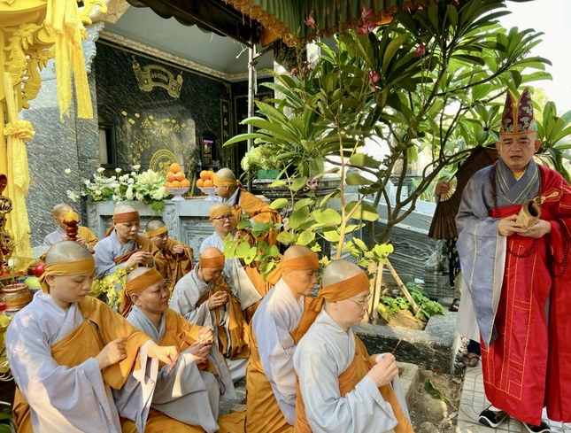 Đệ tử kính bái biệt Ni trưởng. Kim quan Ni trưởng đã được nhập tháp tại chùa Pháp Bảo thuộc H.Đức Hòa Thượng, tỉnh Long An Đệ tử kính bái biệt Ni trưởng. Kim quan Ni trưởng đã được nhập tháp tại chùa Pháp Bảo thuộc H.Đức Hòa Thượng, tỉnh Long An