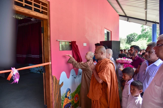 Khoảnh khắc hạnh phúc nhất của giáo viên, học sinh khi Trường mầm non Samadhi Punchi Tharu được khánh thành, đi vào hoạt động