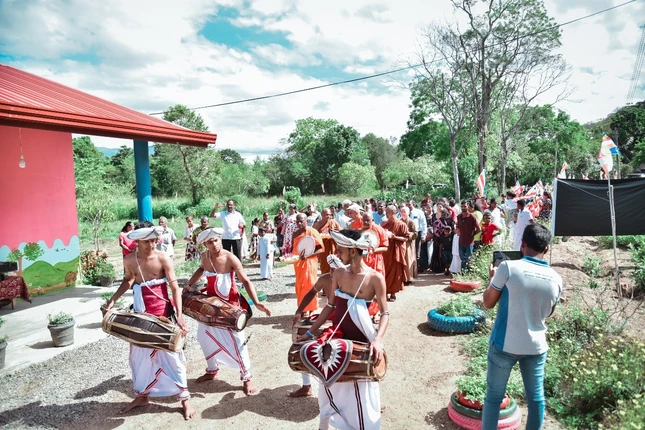 Người dân hào hứng, vui mừng trong sự kiện khánh thành trường mầm non