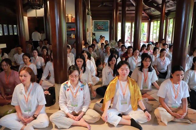 Tọa thiền trong hội trường, bên mái hiên nhà Tọa thiền trong hội trường, bên mái hiên nhà