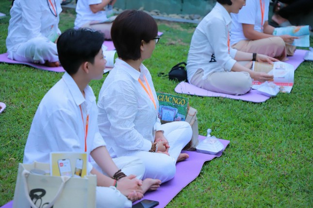 Doanh nhân trẻ tham gia khóa tu