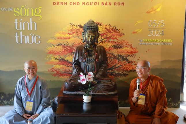 Ni sư Thích nữ Liễu Pháp chia sẻ thời pháp thoại "Sống tỉnh thức"