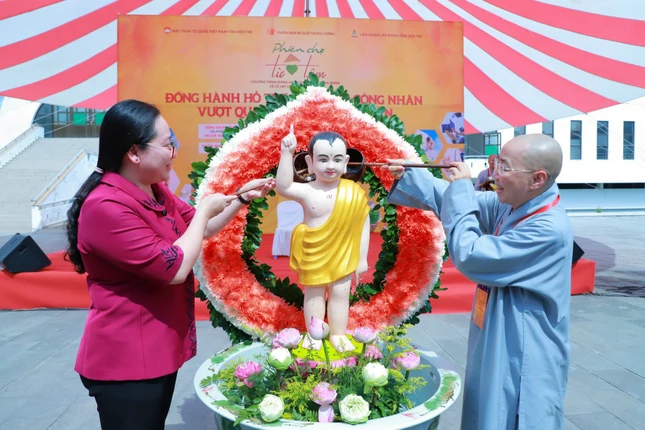 Bà Nguyễn Thị Hồng Nhung, Chủ tịch UBMTTQVN tỉnh và Ni sư Huệ Dâng Tắm Phật