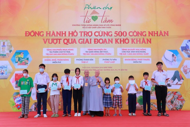 Ni trưởng Phân ban Ni giới T.Ư trao tặng học bổng Kiều Đàm Ni tới các em học sinh