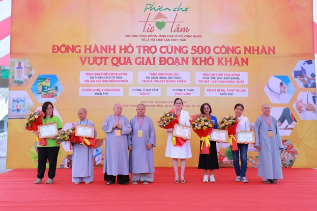 Phiên chợ từ tâm chia sẻ quà tặng trị giá 520 triệu đồng đến công nhân