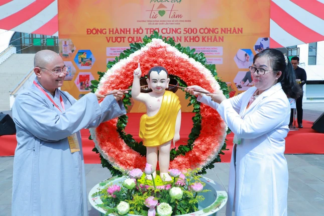 Thực hiện nghi thức Tắm Phật