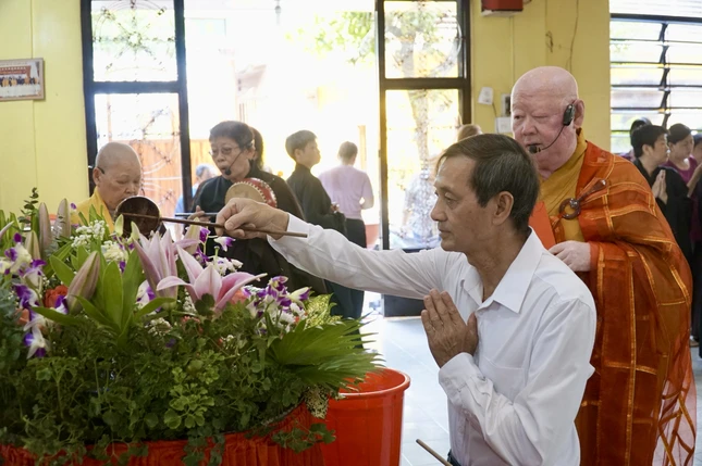 Ông Đặng Văn Khoa thực hiện nghi thức Tắm Phật