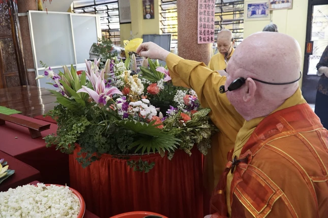 Hòa thượng Thích Duy Trấn cử hành Lễ Tắm Phật