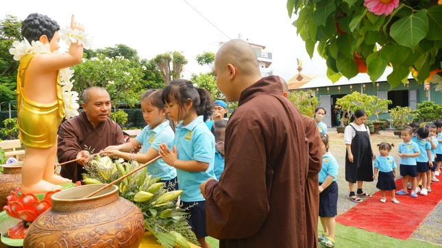 Các em xếp hàng ngay ngắn, hồi hợp chờ tới lượt thực hiện nghi Lễ Tắm Phật