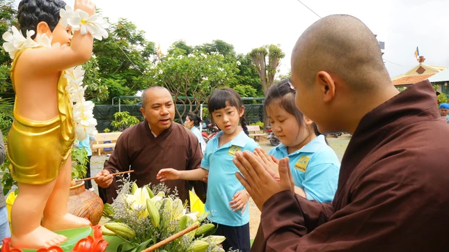 Em quan sát Thầy hướng dẫn chấp tay lễ Phật
