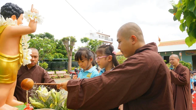 Em chăm chú quan sát Thầy "làm mẫu"