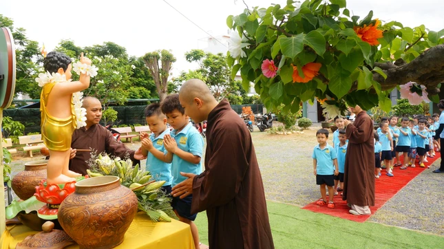 Em xá chào và gửi lời chúc mừng sinh nhật đến Đức Phật