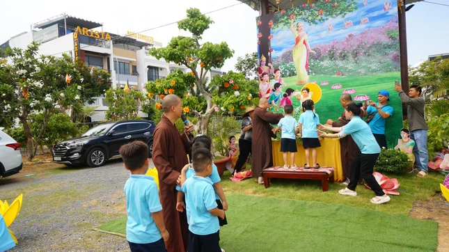 Lễ đài Phật đản chùa Quan Thánh thiết kế tại không gian thoáng mát và rộng rãi, đón 70 em thơ về thực hiện Lễ Tắm Phật