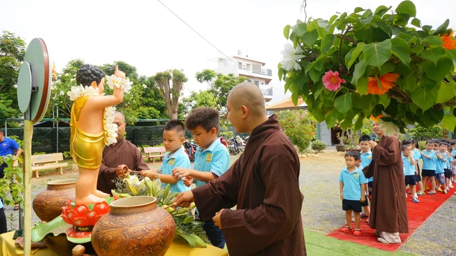 Lần đầu các em được tham gia Đại lễ Phật đản trong niềm vui và háo hức