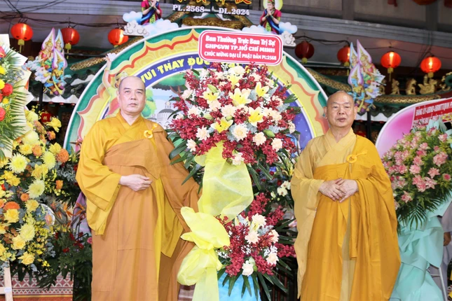 Hòa thượng Thích Huệ Công đại diện Thường trực Ban Trị sự GHPGVN TP.HCM trao lẵng hoa chúc mừng