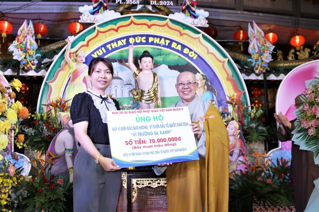 Ban Trị sự GHPGVN Q.5 trao tặng Qũy "Vì người nghèo"