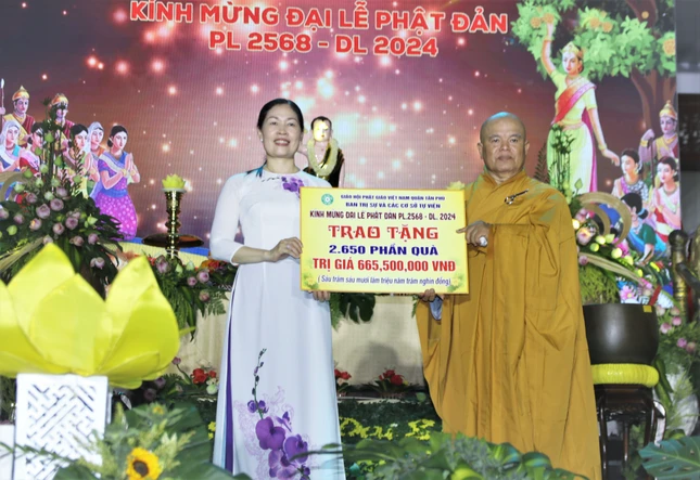 Ban Trị sự GHPGVN Q.Tân Phú trao tặng 2.650 phần quà từ thiện và đóng góp vào các Quỹ "Vì người nghèo", "Vì biển đảo quê hương" nhân mùa Phật đản Phật lịch 2568