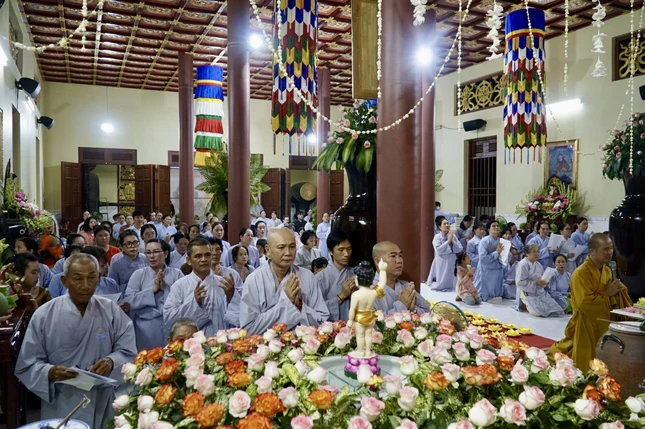 Hơn 400 Phật tử và người dân về chùa dự lễ