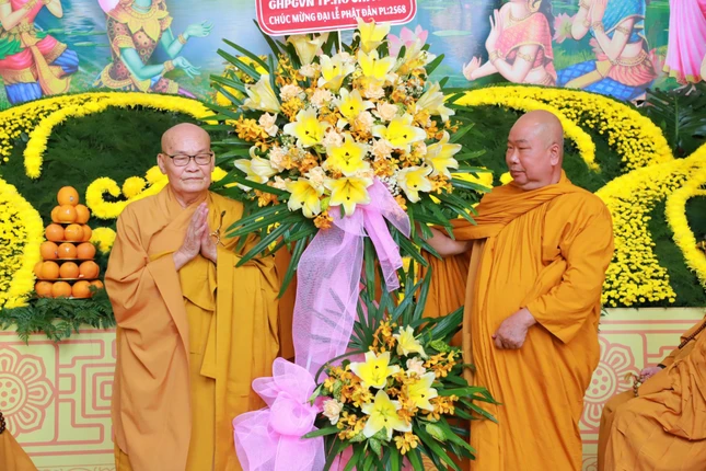 Hòa thượng Thích Thiện Nghĩa đón nhận lẵng hoa chúc mừng từ Thường trực Ban Trị sự GHPGVN TP.HCM