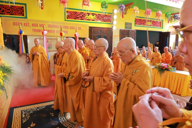 Chư tôn đức giáo phẩm niêm hương