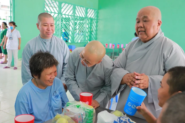 Ban Tổ chức thăm, trao quà đến bệnh nhân tâm thần