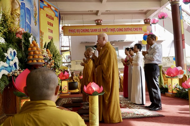 Chư tôn đức, lãnh đạo chính quyền tụng thời kinh mừng Khánh đản