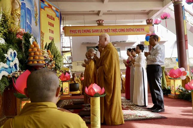 Chư tôn đức, lãnh đạo chính quyền tụng thời kinh mừng Khánh đản