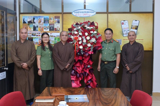 Trung tá Trịnh Văn Bền, Giám đốc Xí Nghiệp in Nguyễn Minh Hoàng; Thiếu tá Nguyễn Thị Kim Chi, Phó Giám đốc chúc mừng Báo Giác Ngộ