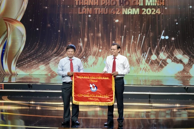 Ông Nguyễn Tấn Phong, Chủ tịch Hội Nhà báo TP.HCM đại diện Hội Nhà báo TP.HCM đón nhận cờ thi đua xuất sắc