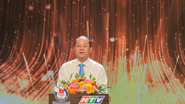 Ông Nguyễn Hồ Hải, Phó Bí thư Thường trực Thành ủy TP.HCM ghi nhận và tri ân những đóng góp của các nhà báo tại lễ trao giải báo chí