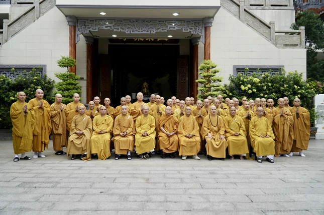 Đoàn thăm, sách tấn tại hạ trường thiền viện Thiên Phước (H.Bình Chánh)