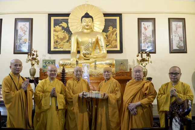 Đoàn Thường trực Ban Trị sự GHPGVN TP.HCM cúng dường tịnh tài đến hạ trường chùa Huệ Nghiêm (Q.Bình Tân)