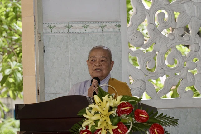 Đại diện Ban Chức sự hạ trường tri ân đến chư tôn đức