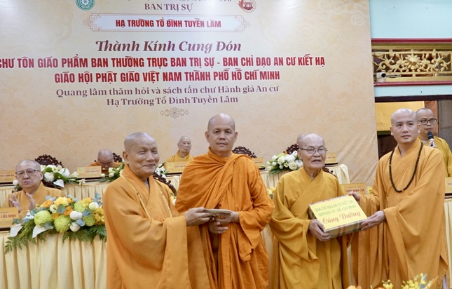 Ban Chức sự trường hạ chùa Tuyền Lâm đón nhận tịnh tài từ đoàn Ban Thường trực Ban Trị sự GHPGVN TP.HCM cúng dường hành giả an cư
