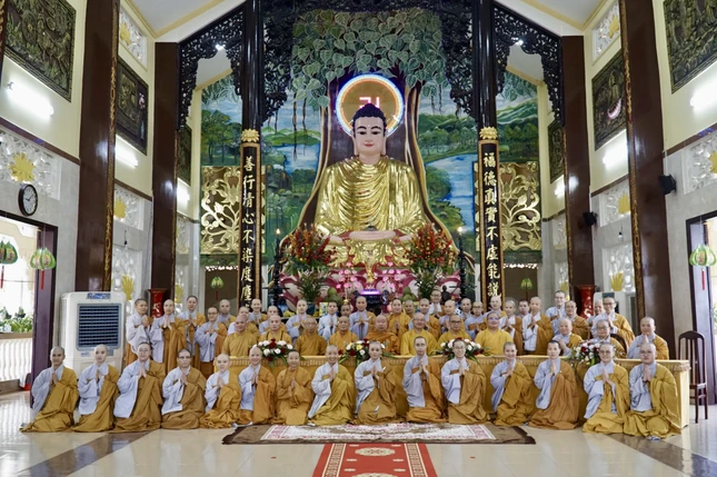 Niềm hoan hỷ của hành giả an cư ở hạ trường vùng ngoại ô TP.HCM khi được chư tôn đức Ban Thường trực Ban Trị sự GHPGVN TP.HCM thăm, sách tấn