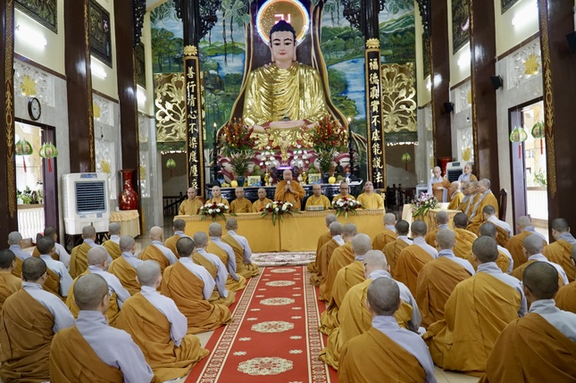 Hòa thượng Thích Giác Pháp sách tấn hành giả an cư