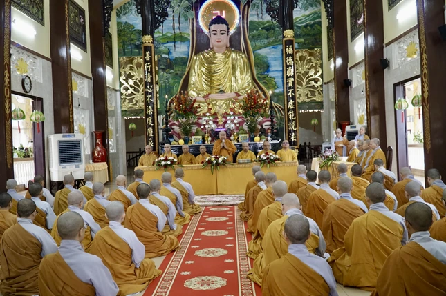 Hòa thượng Thích Giác Pháp sách tấn hành giả an cư