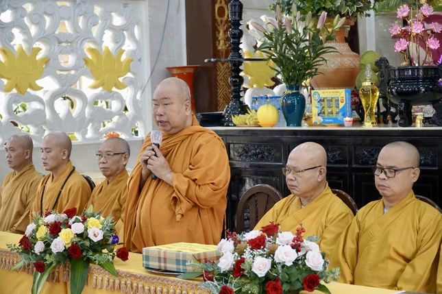 Chư tôn đức sách tấn hành giả an cư tại mỗi hạ trường đến thăm