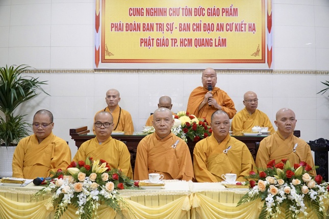 Đoàn đến thăm các hạ trường, sách tấn hành giả an cư