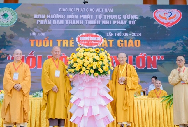 Thượng toạ Thích Phước Nghiêm, Trưởng ban Tổ chức đón nhận lẵng hoa của Hòa thượng Thích Khế Chơn, Phó Chủ tịch Hội đồng Trị sự, Trưởng ban Hướng dẫn Phật tử T.Ư