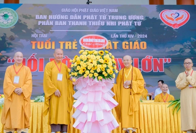 Thượng toạ Thích Phước Nghiêm, Trưởng ban Tổ chức đón nhận lẵng hoa của Hòa thượng Thích Khế Chơn, Phó Chủ tịch Hội đồng Trị sự, Trưởng ban Hướng dẫn Phật tử T.Ư