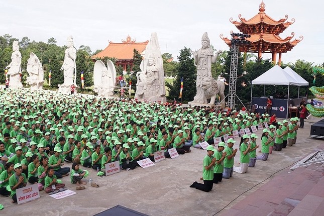Trại sinh Võ Hoàng Bảo Kim đại diện cho hơn 3.000 trại sinh dâng lời cảm tưởng