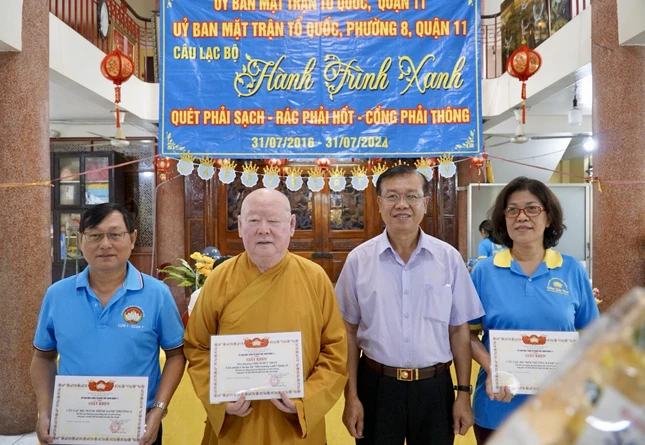 Chủ nhiệm câu lạc bộ đón nhận Bằng khen từ Ủy ban MTTQVN Q.11