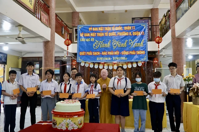 50 suất học bổng từ số tiền thu gom rác tái chế tặng đến con em thành viên câu lạc bộ