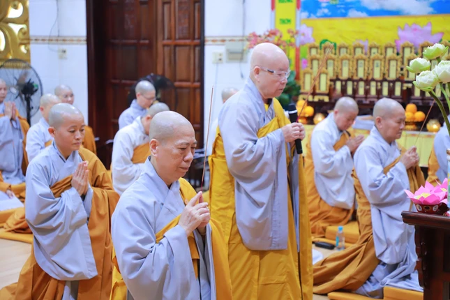 Ni trưởng Thích nữ Như Xuân niêm hương bạch Phật