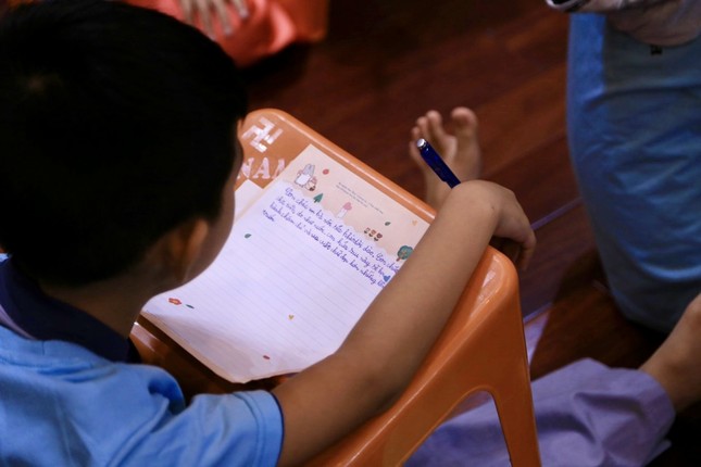 Những dòng thư ngắn nhưng dạt dào tình yêu thương của con trẻ