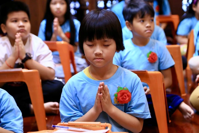 Em niệm Phật, hướng về công đức sinh thành của ba mẹ