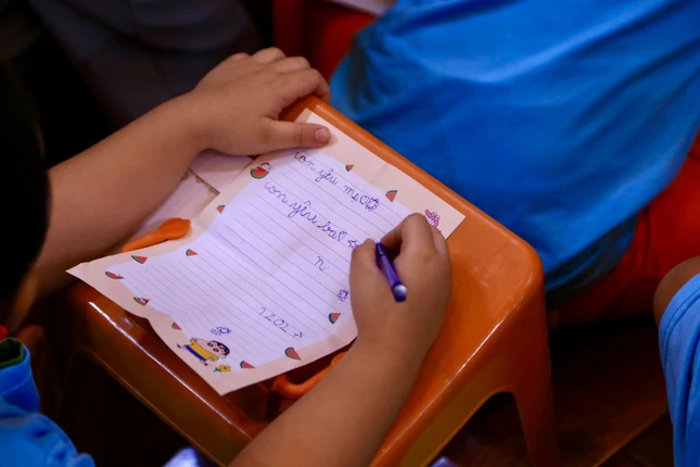 "Con yêu mẹ, con yêu ba mẹ" - lời nói ngắn gọn và xúc tích nhất em dành cho ba mẹ của mình