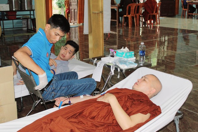 Chư Tăng và Phật tử thiền viện Phước Sơn cùng hiến tặng giọt máu đào, trao nhau sự sống
